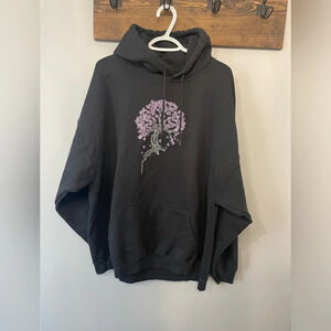 Men’s pullover hoodie size 2XL black with center front and back pattern